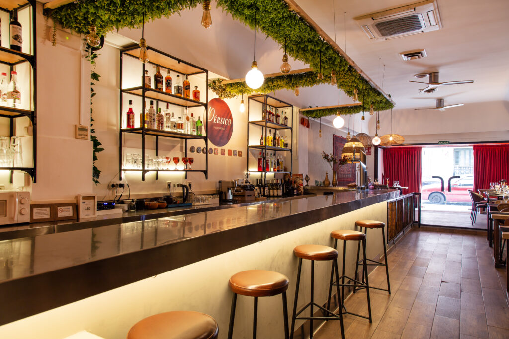 Barra y sala de Pérsico, restaurante persa en Chamberí, Madrid