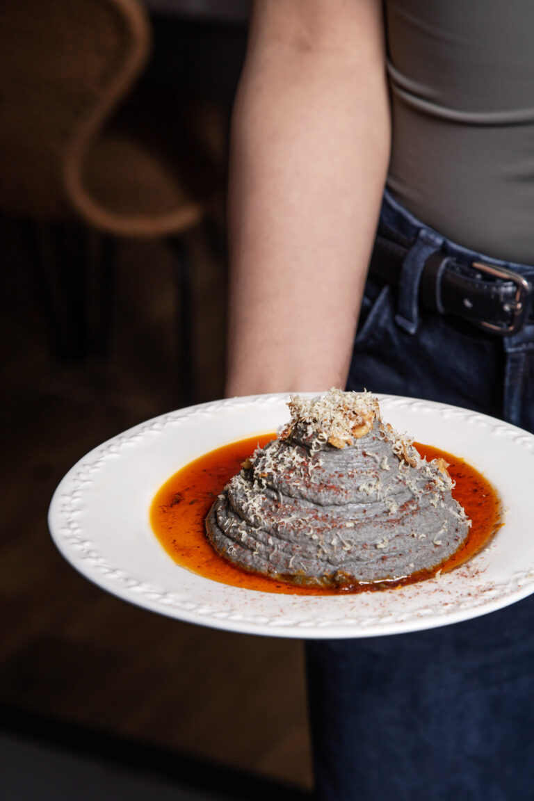 Detalle de la atmósfera cálida y elegante del comedor de Pérsico, restaurante persa en Madrid